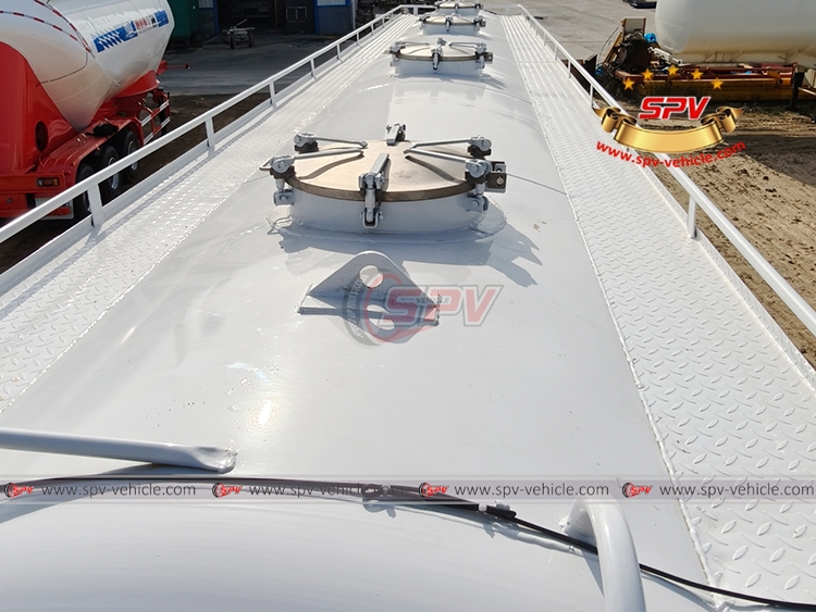  4 Compartment Doors of Flour Semi-trailer Tank